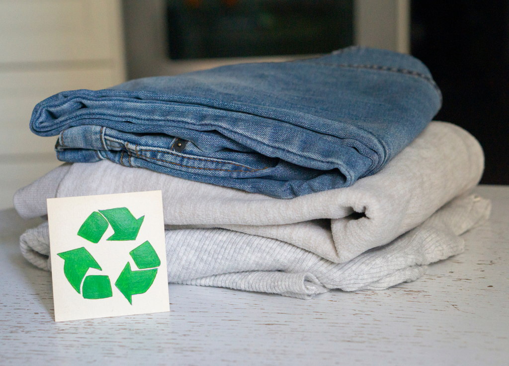 Upcycling: trasforma una vecchia giacca in una borsa alla moda
