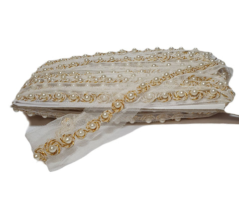 Nastro di tulle bianco ricamato con perle e vergolino lurex oro e panna altezza 4 cm