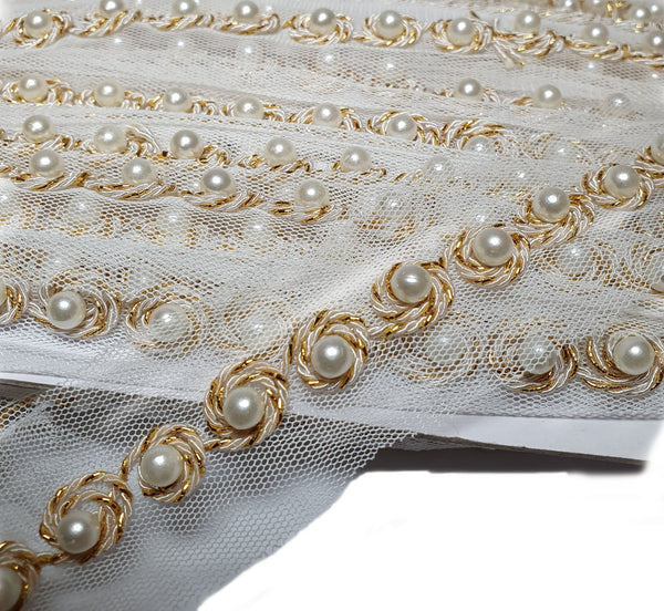 Nastro di tulle bianco ricamato con perle e vergolino lurex oro e panna altezza 4 cm dettaglio