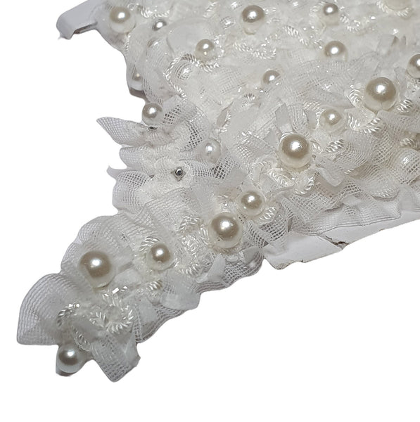 Passamaneria elastica elegante su tulle voile con perle ricamate di due misure, altezza tulle 22 mm. Dettaglio bianco