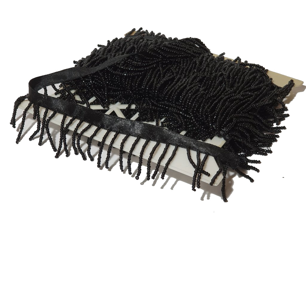 Frangia con perline color nero montate su nastro acetato nero. Altezza 3cm