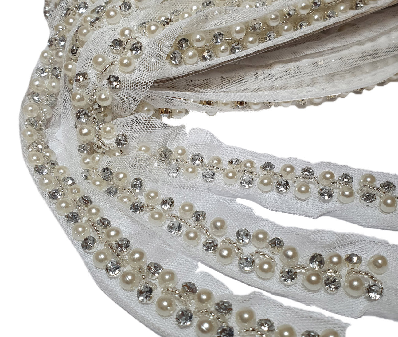 Nastro elegante per vestiti cerimonia con base tulle e ricamo perle e strass dettaglio
