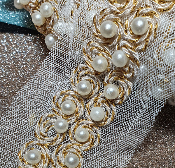 Passamaneria su base tulle bianco con due file di perle ricamate. Particolare